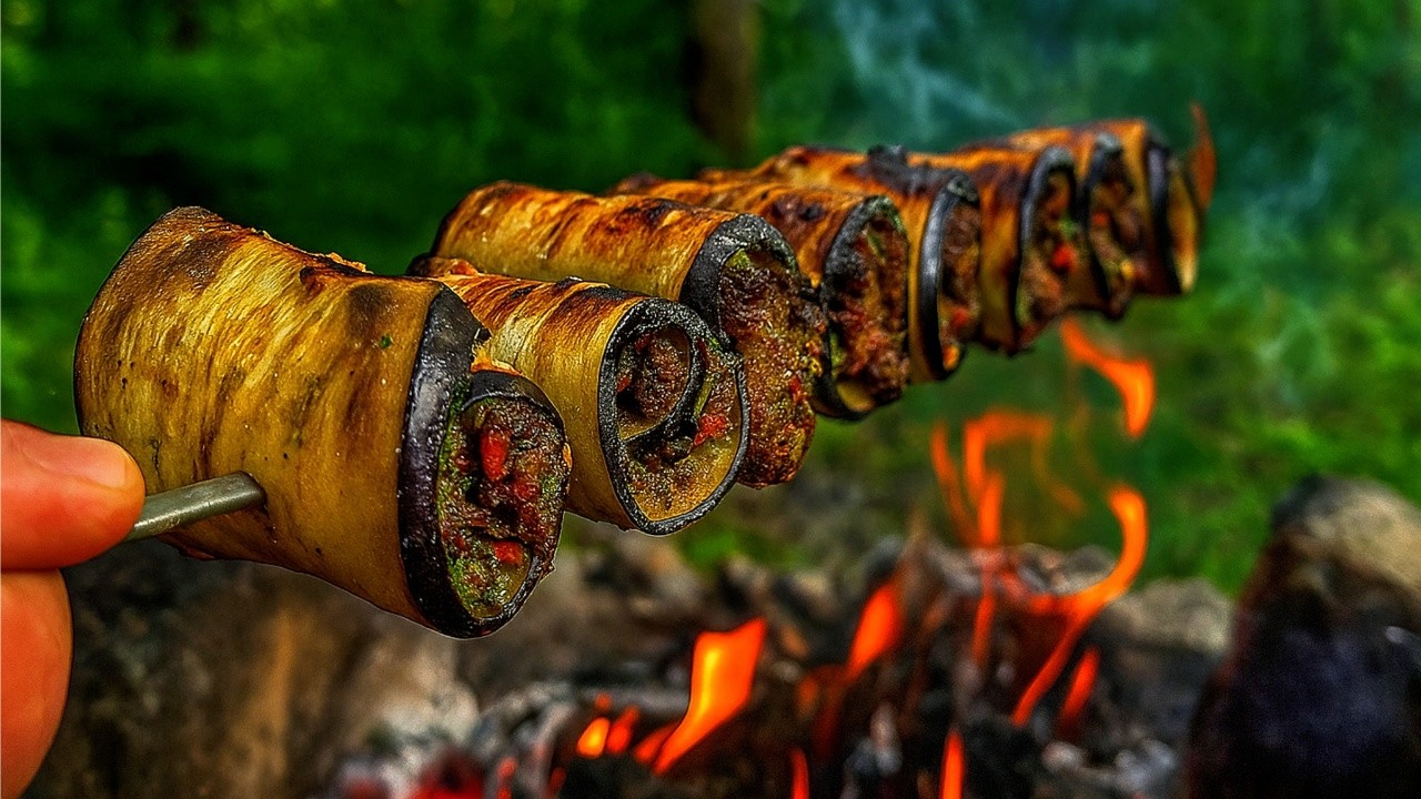 Невероятный рулет с мясом и баклажанами, приготовленный в дикой природе! | Кебаб из баклажанов 🍆🥩