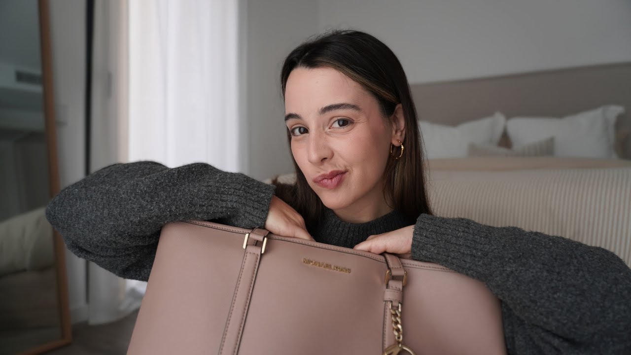 Qué llevo en mi bolso del trabajo👜✨| te lo enseño todo🙊