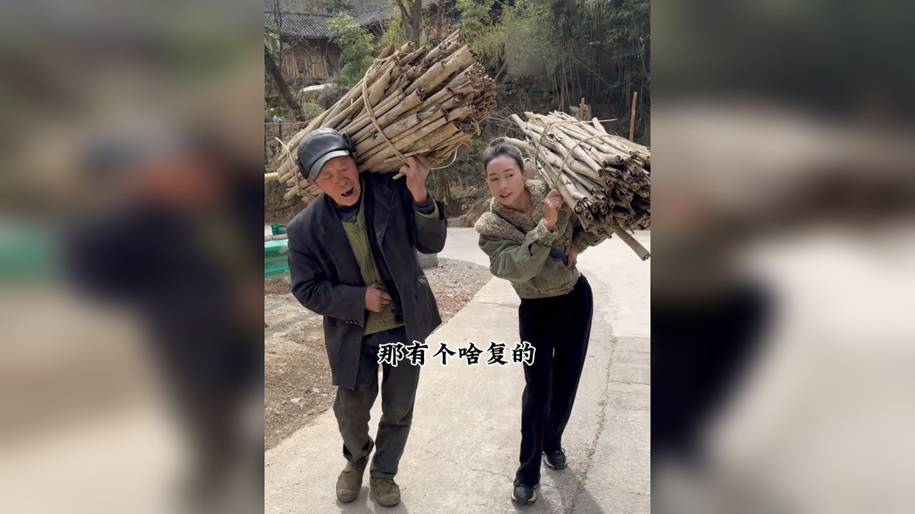 大山里的老人对着监控，眼神里藏着岁月的温柔。他静静地看着，那一刻，仿佛所有的喧嚣都被隔绝，只留下这份纯粹的守候，治愈每一颗漂泊的心。