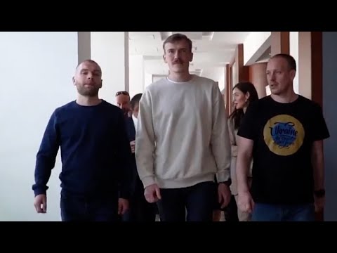 უკრაინის ეროვნული გმირები | აზოვსტალის გათავისუფლებული მეთაურების ემოციური შეხვედრა ოჯახის წევრებთან