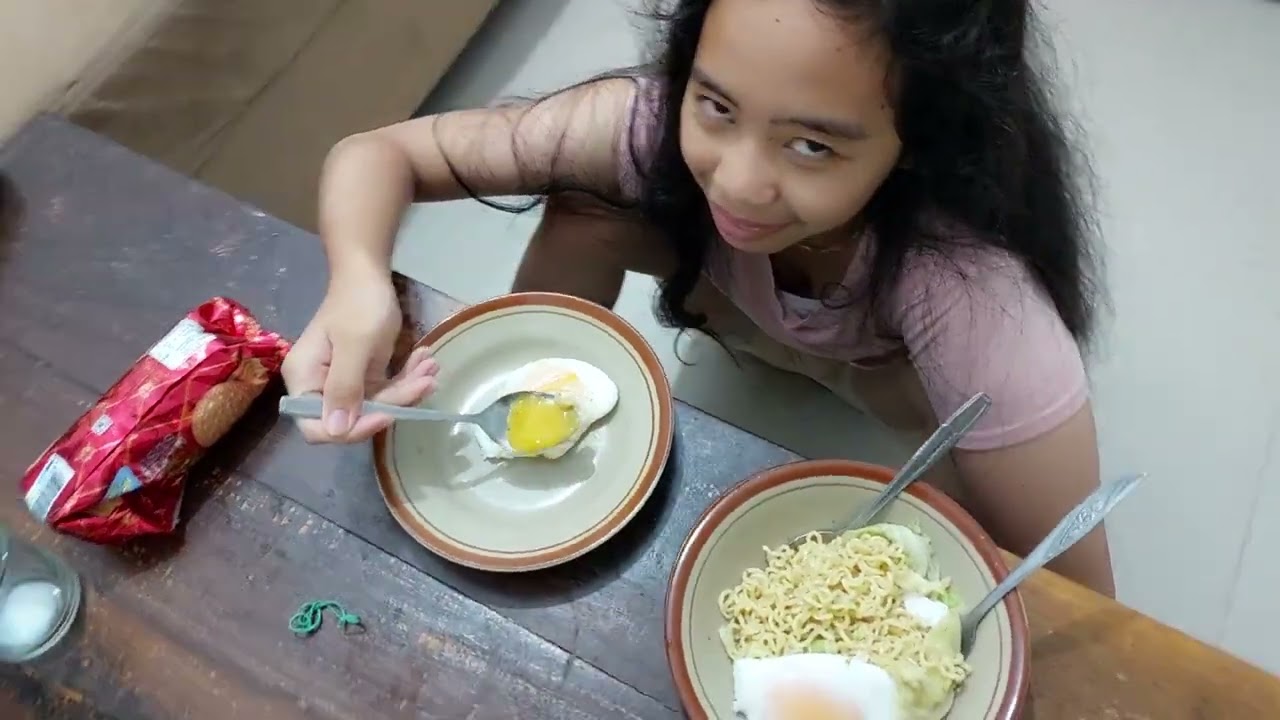 Makanan Minuman Istimewah 03 Makanan kesukaan Telor rebus pecah Ayah diminta putrinya yang lucu