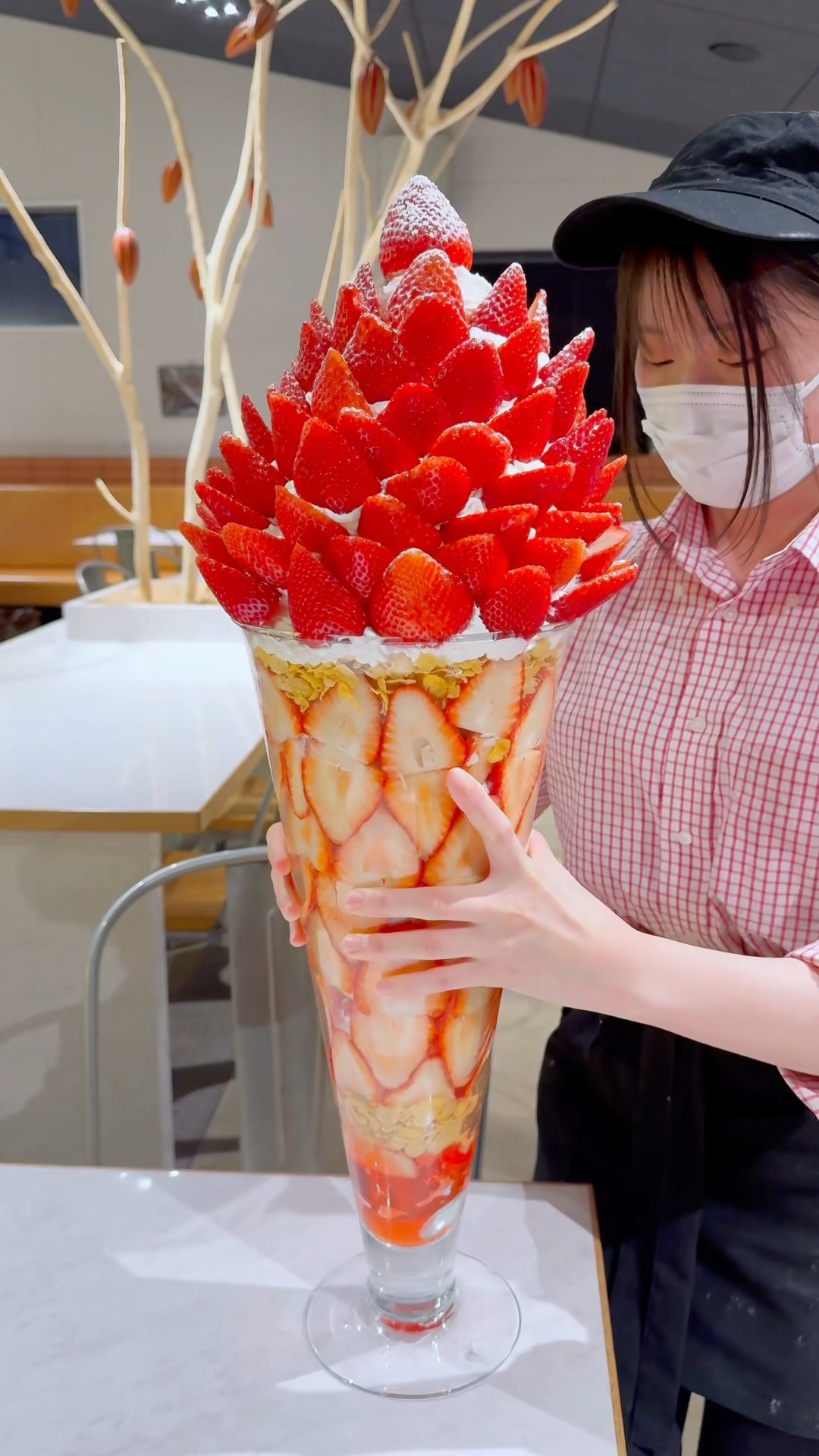 総重量7キロを超える日本一巨大ないちごパフェ🍓 #japanesefood