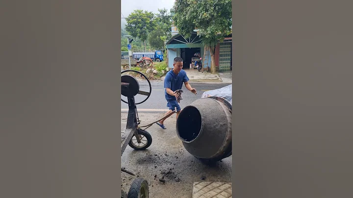 xuýt lăn vào xe máy thì toang