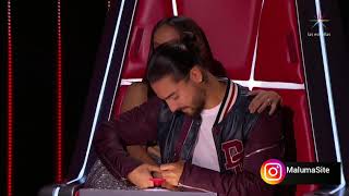 La Voz México - Maluma le hace un tatuaje en la mano a Anitta❤️