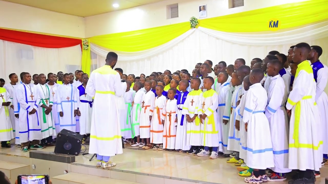 Aba Pueri ba Diyosezi ya Kibungo, mu majwi atangaje baririmbye indirimbo yitwa.