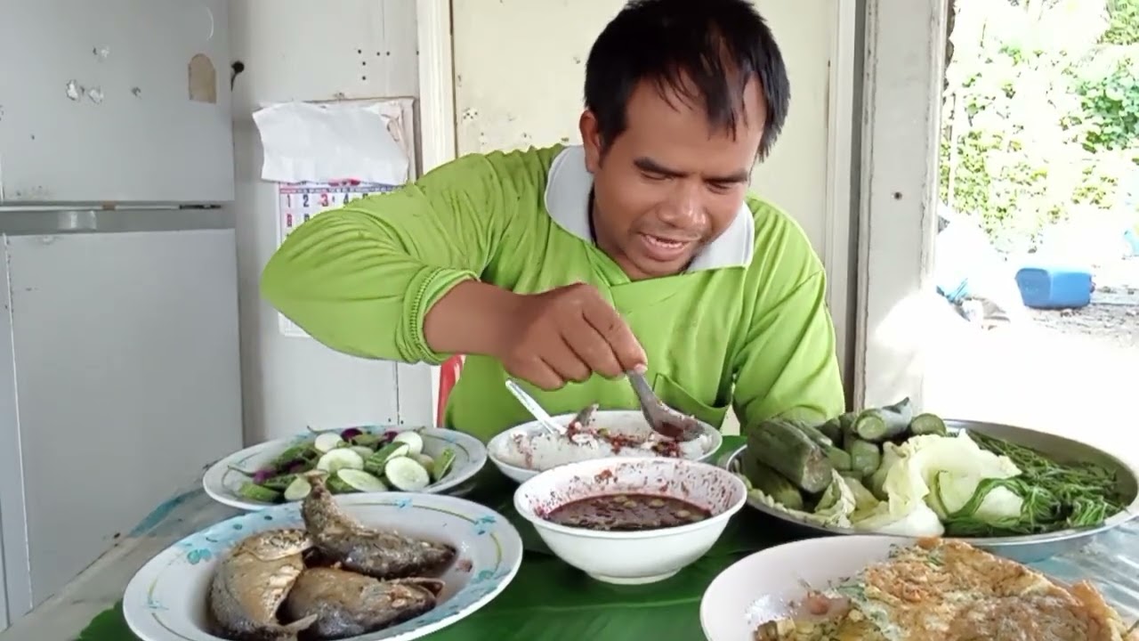 น้ำพริกกะปิ ทอดปลาทู ทอดไข่ใส่ชะอม ลวกผักหลายอย่าง แซ่บคักอีหลีพี่น้อง