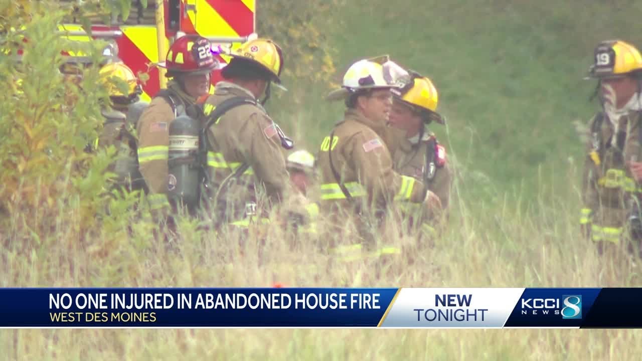 Crews battle fire at abandoned home in West Des Moines - YouTube
