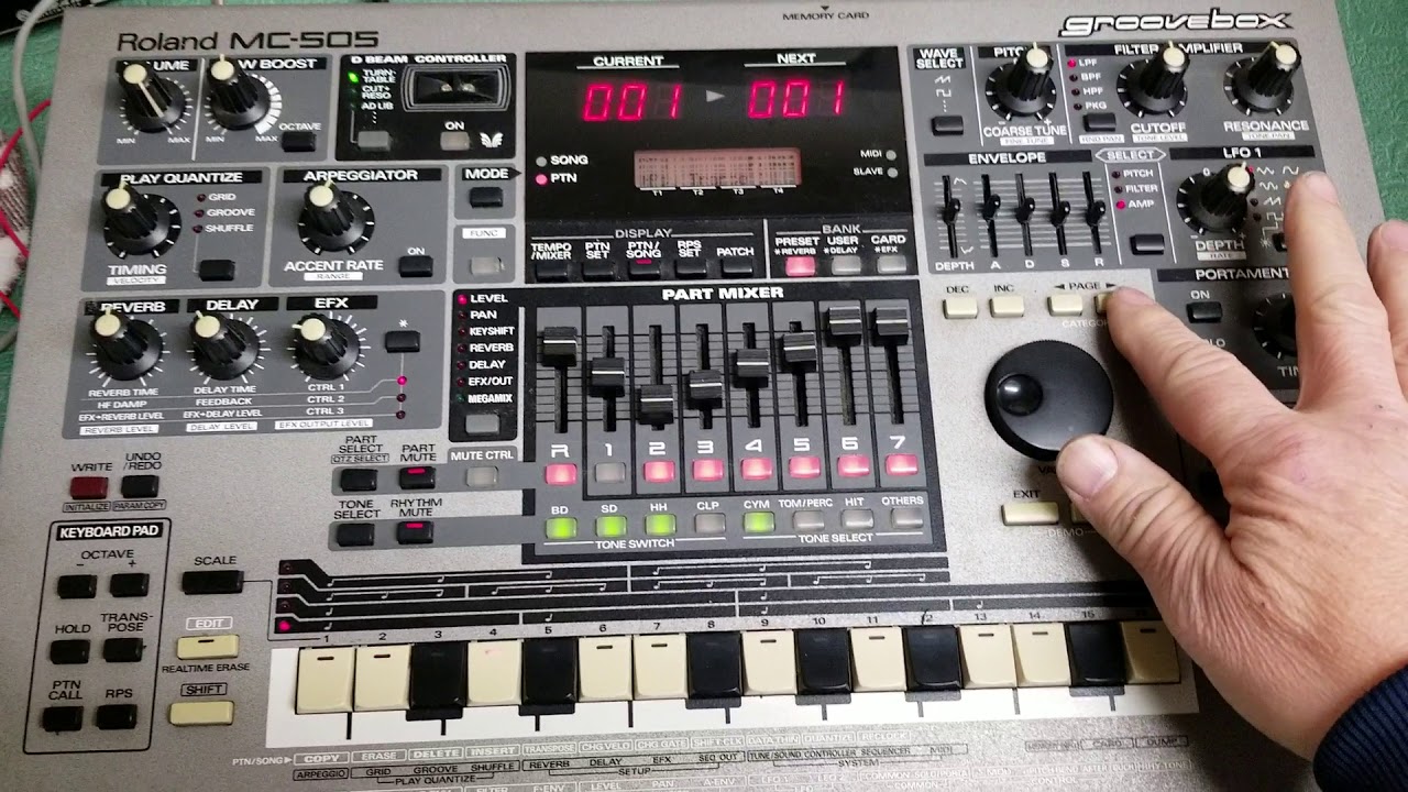 Roland MC505 Groovebox Synthesizer/Drum Machine/Sequencer YouTube