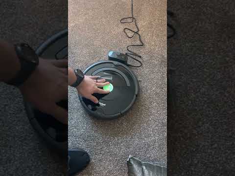 วีดีโอ: ฉันจะรีเซ็ต Roomba 900 Series ของฉันได้อย่างไร
