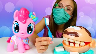 Lavamos los dientes de Pinkie Pie de los juguetes My Little Pony. Vídeos educativos infantiles