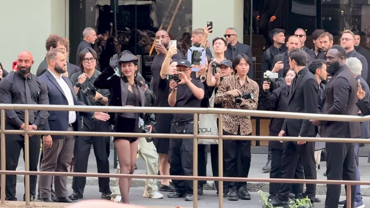 예지 Yeji of ITZY greets her fans after Dolce Gabbana’s show. #yeji #itzy #dgss25 #예지 #있지