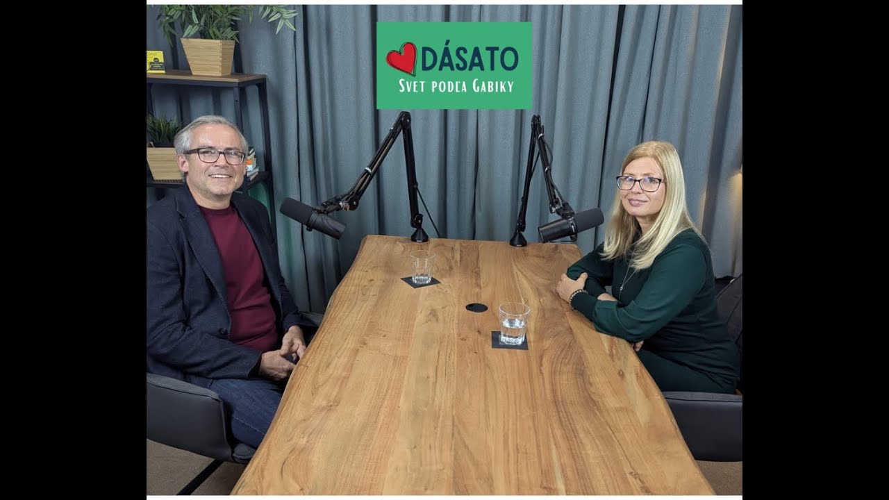 Prvý ❤️DÁSATO rozhovor s Tomášom Hasalom je nahratý z augusta 2021, keď pôsobil ako riaditeľ úspešnej neziskovky Nexteria. Odvtedy sa Tomáš posunul do úplne novej neziskovky a svoju misiu zlepšovania vzdelávania na Slovensku realizuje v Eduvalue. O tom, čo a ako robí táto "zbrusu" nová Slovenská neziskovka a že ako DÁSATO sa dozviete v tomto rozhovore.