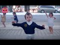 اطفال يضحكون اطفال يضحكون