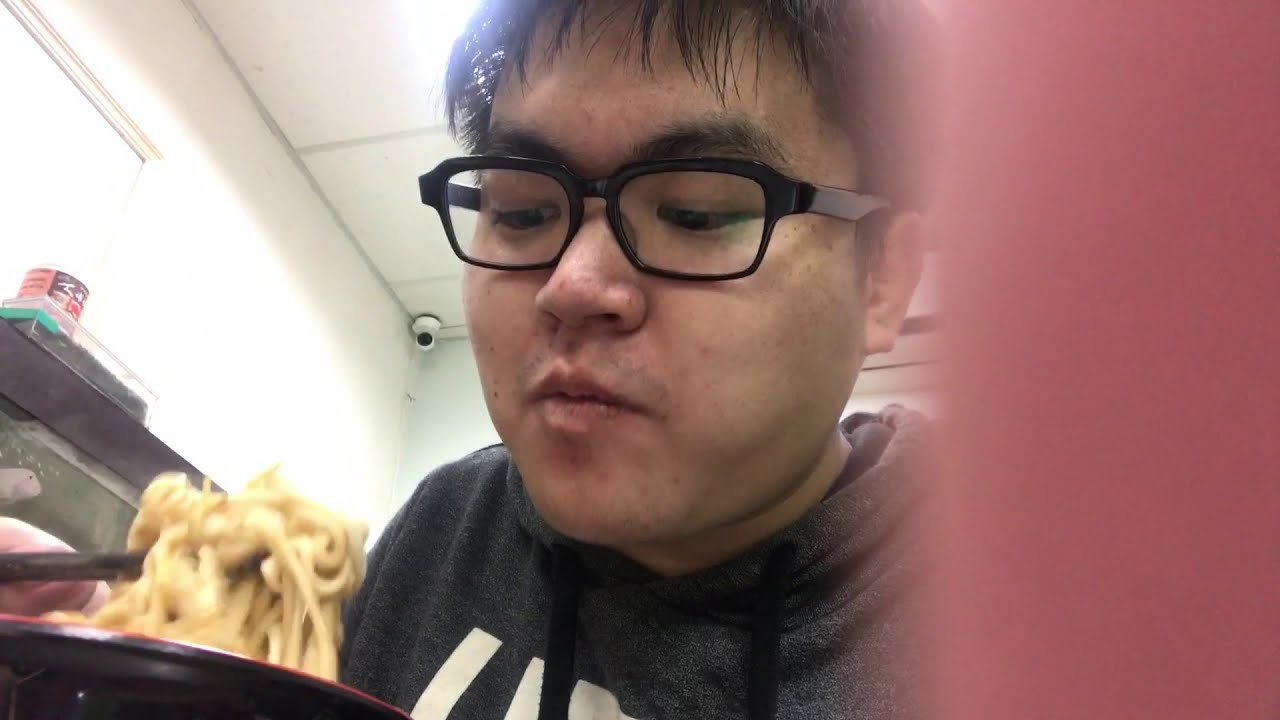 台灣美食🇹🇼日本人🇯🇵去吃眼鏡店的麵？麻醬麵55三層肉50青菜30滷蛋10 @玉昌眼鏡麵店 眼鏡屋さんで食事？文山區 #550 - YouTube