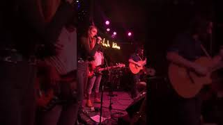 Claire DeJean & Noah Kahan sing “Hurt Somebody” Live Resimi