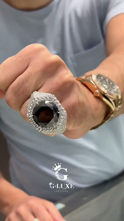 Anybody interested in this 2 finger ring! Come see us💎