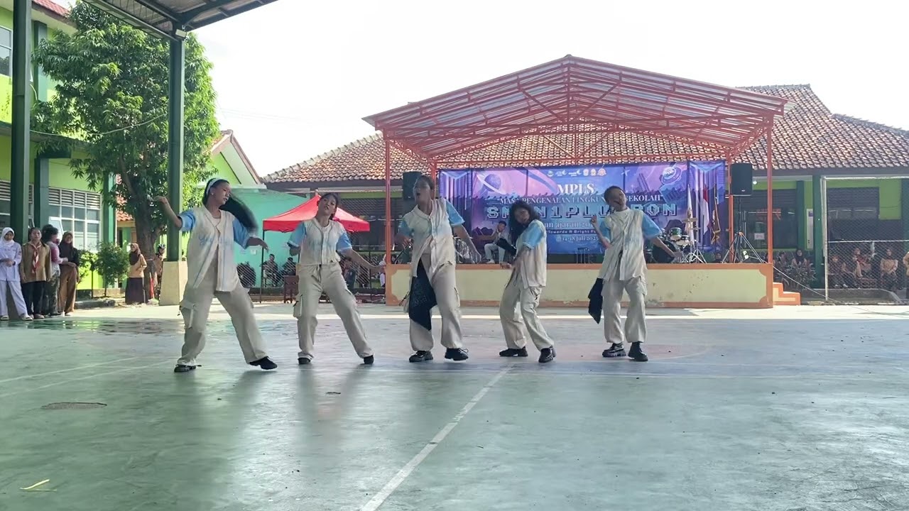 DEMO EKSTRAKURIKULER DANCE [SMAN 1 PLUMBON] Hands Up - Meovv