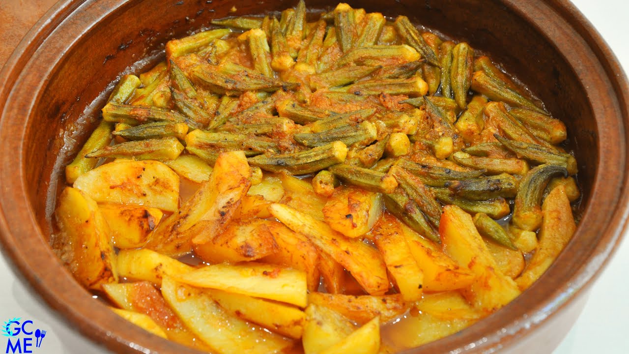 Baked Okra and Potatoes in Clay pot - Μπάμιες και Πατάτες Φούρνου στη Γάστρα