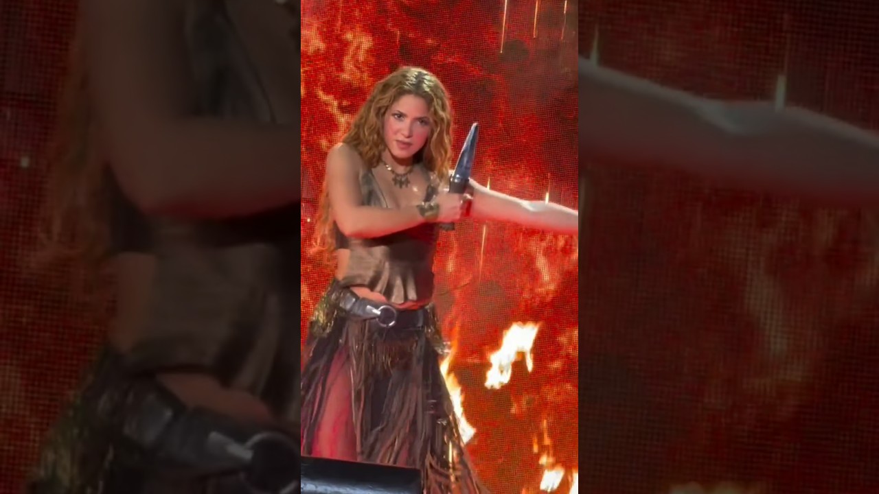 @Shakira 👑 domina el FUEGO 🔥 con su ICÓNICA danza de CUCHILLOS 🔪 #suerte 🌊 #shorts #live #dance