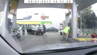 Девушка за рулем видео приколы. Девушка за рулем видео приколы.