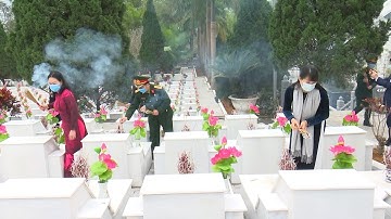 Dâng hương tưởng niệm tại Nghĩa trang Liệt sĩ Quốc gia Vị Xuyên