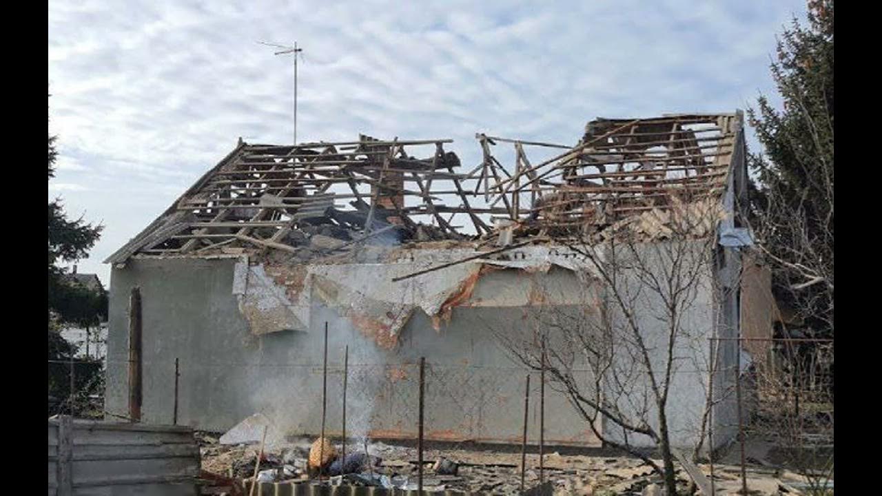 Мужчина с друзьями в баре. Мужчина и пожилая женщина в кафе. Трое едят. Семья кушает. Молодежь ест картофель фри.