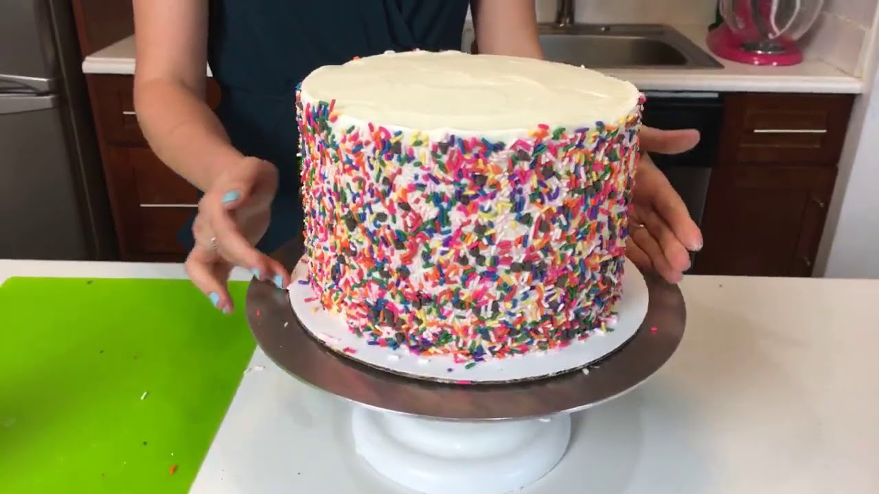 Watch Chelsweets make a funfetti cookie dough cake 🍪🎂🍪 YouTube