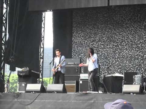 The Kills "Future Starts Slow" Lollapalooza 2011