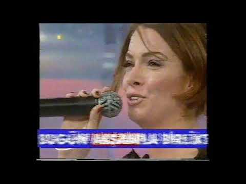 Muazzez Abacı, Pınar Eliçe'nin sesini beğenmeyince sahnesine bardak fırlatmış (2000, Pazar Sürprizi)