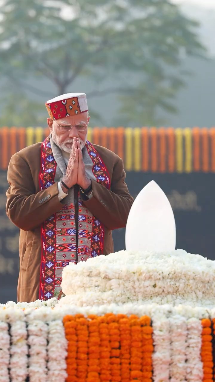 PM Modi pays homage to former PM Atal Bihari Vajpayee Ji at 'Sadaiv Atal' | #shorts