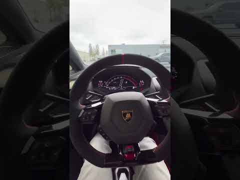 This is how you drive a Lamborghini Huracan