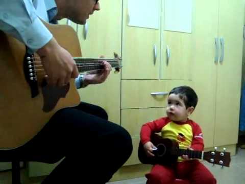 NiÃ±o Imita A Su Papa Cantando - YouTube