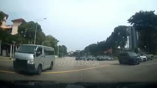 van was seen driving against the direction of traffic.Drivers should follow the correct direction