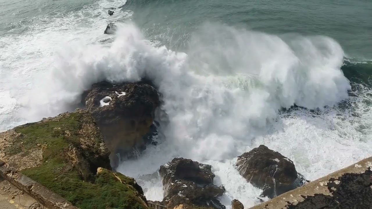 Farol da Nazare :  Portugal : Six Huge Waves