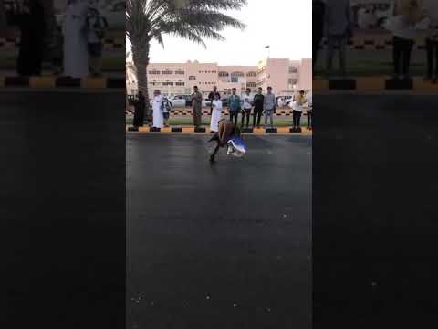 رجل أمن سعودي ينقذ حمامة وينقذ طفلة صغيرة من الدهس في نفس الوقت 😂😂😂