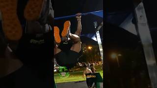 Shevi Mostra Sua Habilidade Na Barra