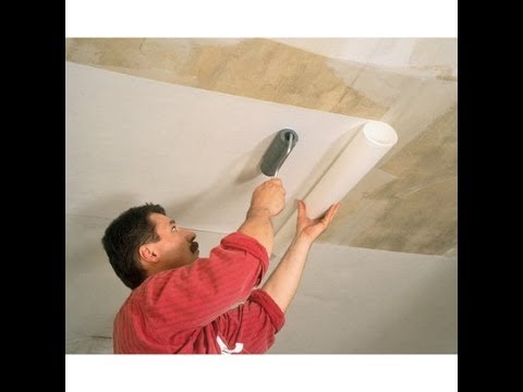 Технология поклейки флизелиновых обоев на потолок под покраску и отделка плинтусом