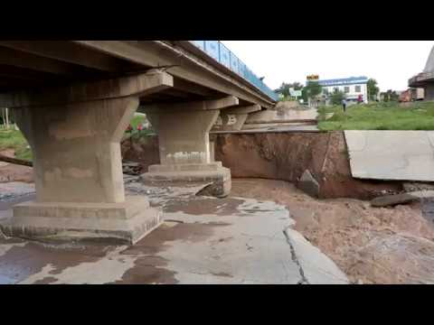 Воды Сайрам-Су разрушили бетонные конструкции берегов и моста в Шымкенте