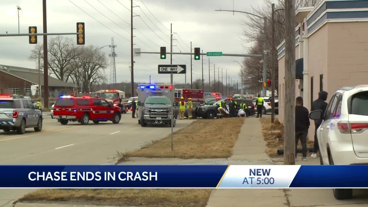 Police chase ends with crash in West Des Moines - YouTube