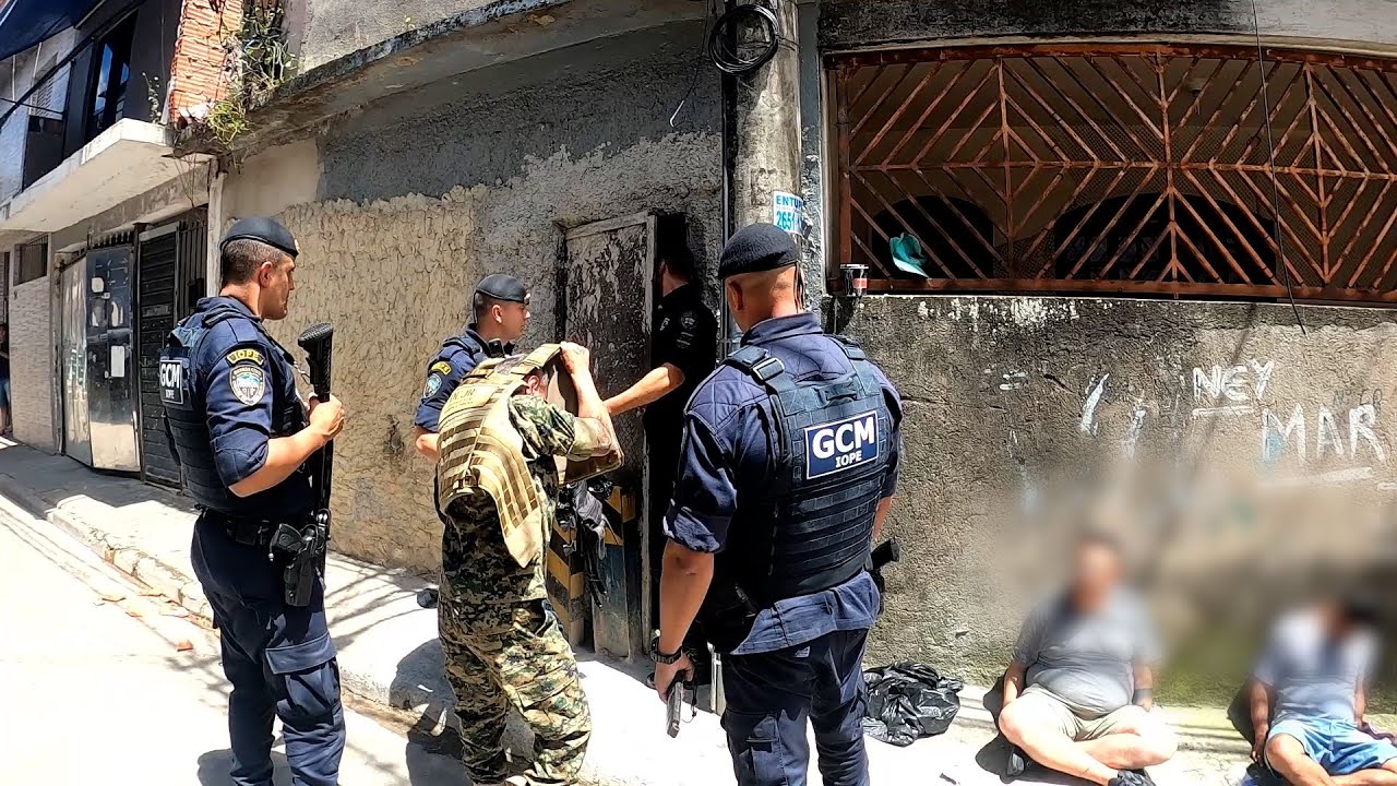 Ex-ajudante de obra vira traficante e acaba provando próprio veneno. Diretor Elias Junior