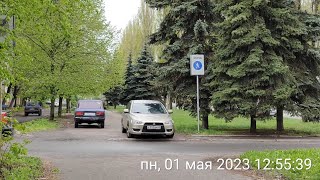 #17. Автохамы гоняют пешеходов на тротуаре