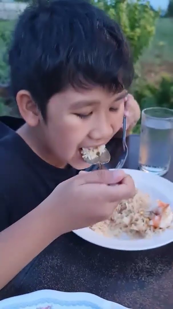 น้องบีมกินข้าวผัดกุ้งร้านข้าวต้มเบิกไพร