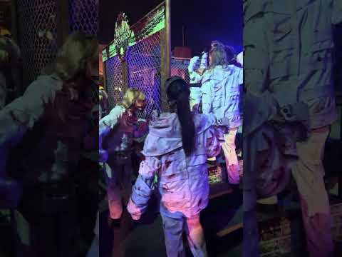 【USJ ホラーナイト】一般人がゾンビたちに殺されてしまう【ユニバ】