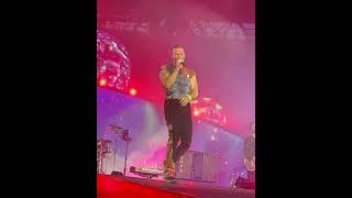 A happy Chris Martin dancing to Adventure of a Lifetime (Wembley, 16-08-22)