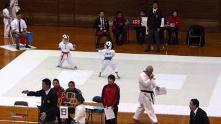 (拳龍同志会)平成２７年 第９回うるま若獅子杯空手道交流大会・小学２年男子組手（仲間　心之丞）２回戦