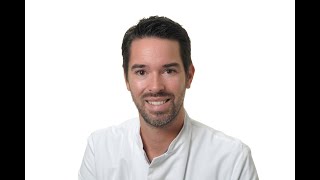 Das Monster des Medizinstudiums besiegt? Der Talk mit Dr. Christopher Becker
Ist Anatomie wirklich so schwer zu lernen? Warum ist ein gewรถhnlicher Medizinstudent mit diesem Fach รผberfordert? Was ist KENHUB und wie hilft es den Studenten genau?
Diese Fragen werden von Christopher innerhalb unseres lockeren Gesprรคchs beantwortet. Er macht es deutlich, dass man langsam aber sicher nicht nur die Inhalte sondern auch die Art und Weise des Medizinstudiums verรคndern muss. Schliesslich stehen uns heute sehr viele Mittel zur Verfรผgung, die man dafรผr nutzen kann. Er erklรคrt wie wichtig es ist, das richtige Team dabei zu haben, wenn man eine geniale Idee auch umsetzen kann, sonst bleibt es nur beim Trรคumen. Und Schliesslich verrรคt er uns, wie das Leben eines Assistenzarztes zumindest in seiner Klinik aussieht. Eins wird klar, die Strukturen haben sich seit einigen Jahren vermenschlicht und die Kommunikation zwischen den รrzten egal auf welcher Stufe ist das A und O.
Guest: Dr. med. Christopher Becker, Assistenzarzt fรผr Traumatologie und Orthopรคdie
Host: Michal Hulik, Psychologe Das Monster des Medizinstudiums besiegt? Der Talk mit Dr. Christopher Becker