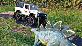 Rock Crawler LAND ROVER on TRACKS! Crossing DINOSAUR WORLD