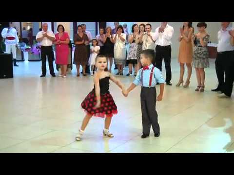 Niños Bailando - Kids Dancing