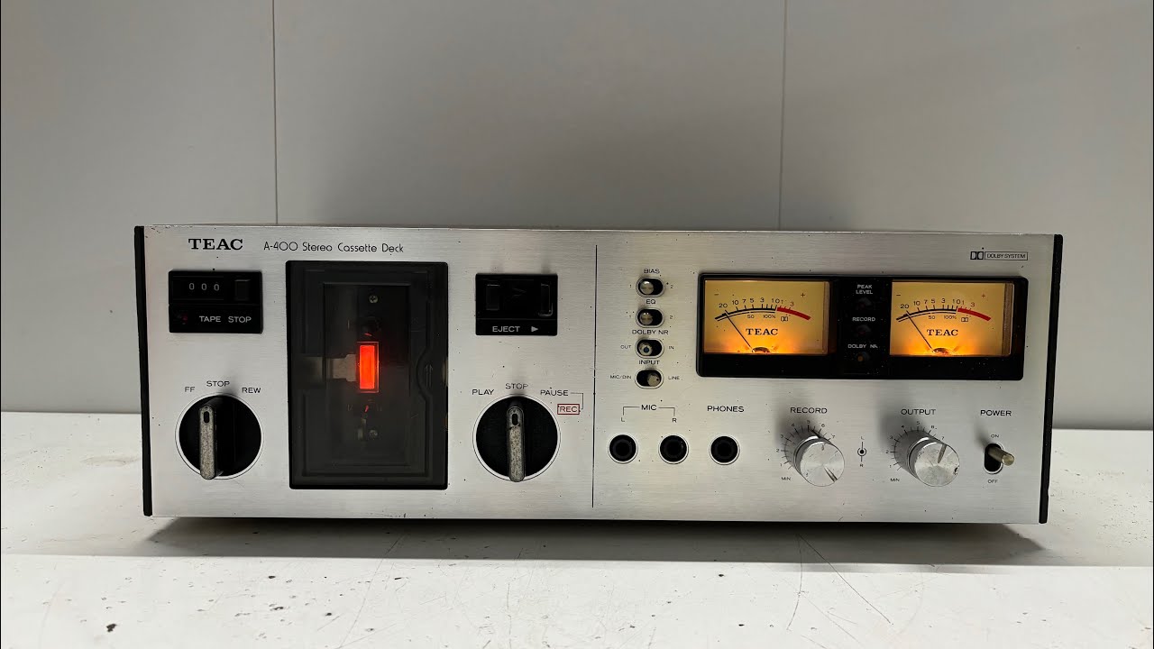 ポータブルプレーヤー TEAC A-400 STEREO CASSETTE DECK In 1975 a fantastic example emerged from TEAC labs in Japan