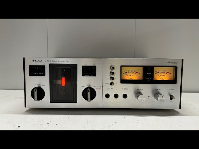 ポータブルプレーヤー TEAC A-400 STEREO CASSETTE DECK In 1975 a fantastic example emerged from TEAC labs in Japan